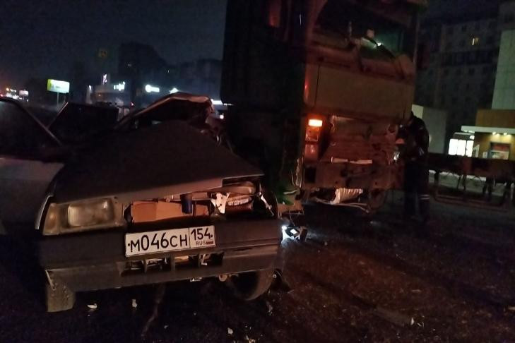 Три молодых человека на «девятке» разбились в ночном ДТП с грузовиком в Новосибирске