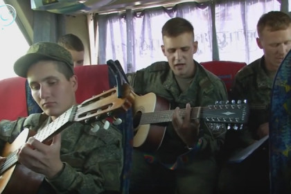 Солдаты пели песни о любви на военном полигоне