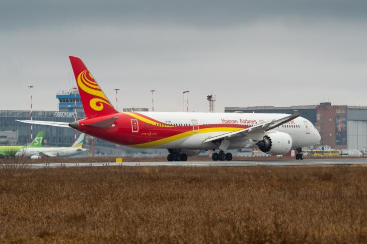 Китайский Boeing 787 приземлился в аэропорту Толмачево из-за плохого самочувствия пассажира