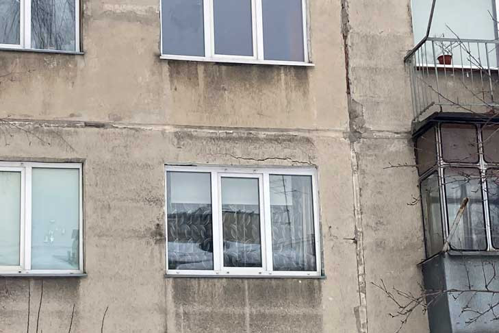 В Новосибирске жильцы дома №39/1 по улице Линейной подали в суд на УК за трещины после взрыва