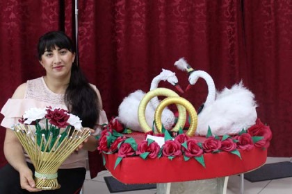 Шедевры из газет и ленточек создает жительница Усть-Тарки