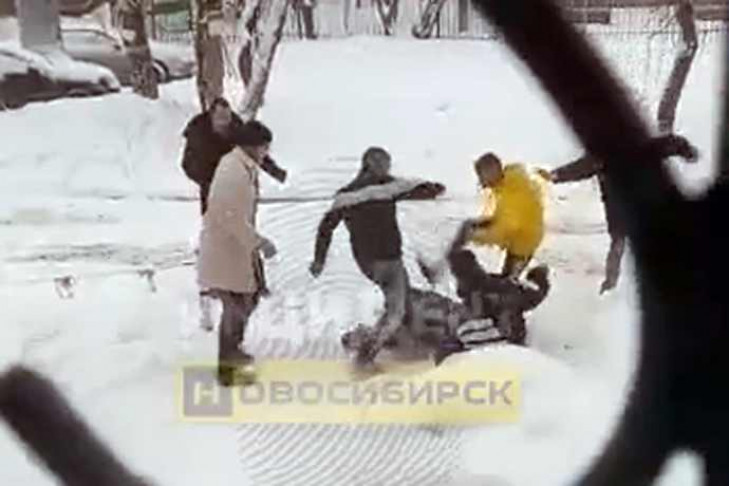 Банда малолеток терроризирует школьников на улице Дмитрия Донского 