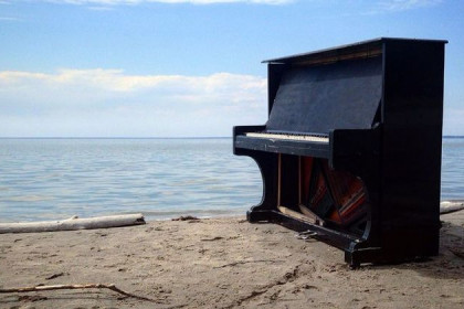Музыканты забыли пианино во время съемок на берегу Обского моря
