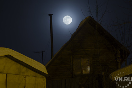 Гигантская Луна нависла над Новосибирском