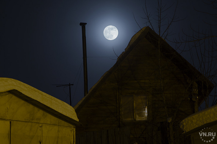 Гигантская Луна нависла над Новосибирском