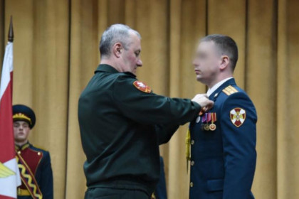 Командующий Сибирским округом Росгвардии вручил награды 11 героям СВО