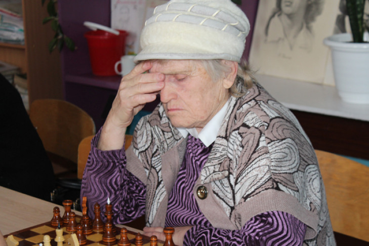Участница первой спартакиады народов СССР 1956 года сыграла в шахматы в Здвинске