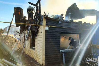 Пожар охватил сразу три дома – два полностью сгорели, есть жертвы
