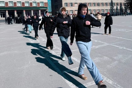 Новосибирских школьников учат маршировать к параду 9 Мая на площади Ленина