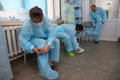 Медиков Новосибирска переоденут в халаты из Татарска
