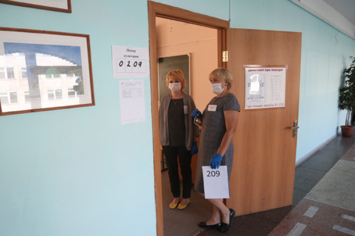 Двух школьников удалили с ЕГЭ по литературе в Новосибирске