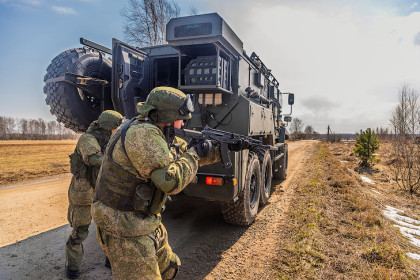 Новосибирец с позывным «Золотой» привел в штаб трех ценных боевиков ВСУ