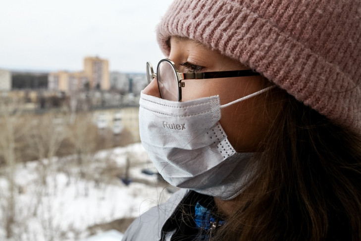 Носить маски для защиты от COVID-19 посоветовала новосибирцам инфекционист Позднякова