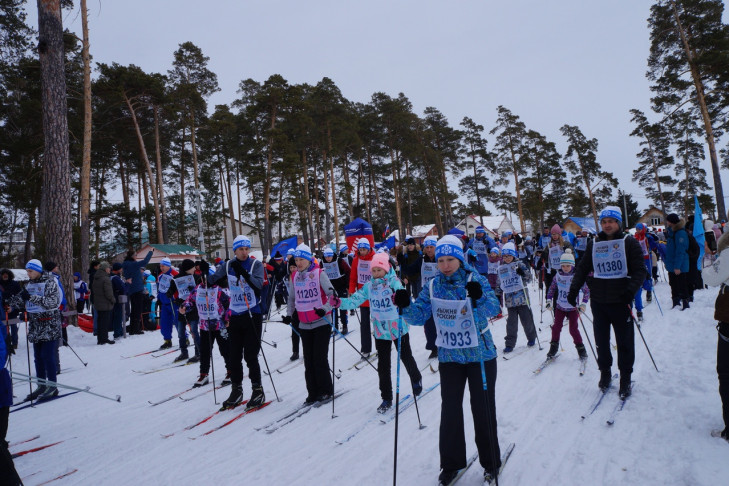 Лыжники создали пробку в лесу под Бердском на «Лыжне России-2020»