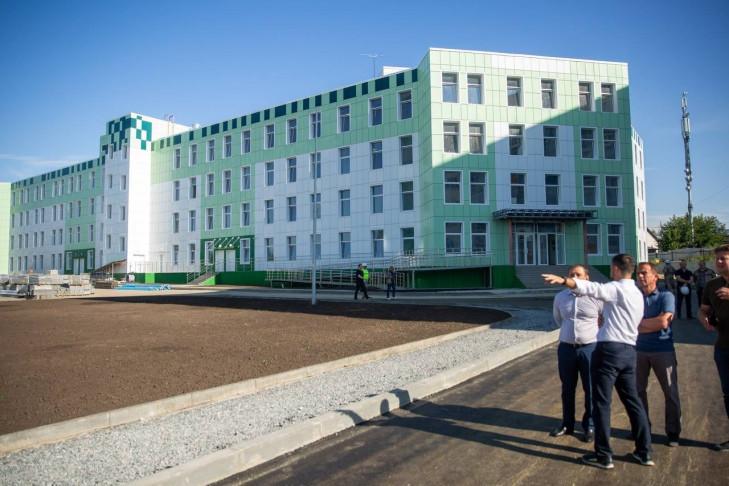 Готовность строящейся поликлиники на МЖК оценил губернатор Травников