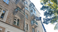 Прохожий заметил ребёнка в окне на улице Широкой в Новосибирске