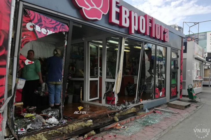 Снесла цветочный киоск и пролетела еще 50 метров Lada Priora