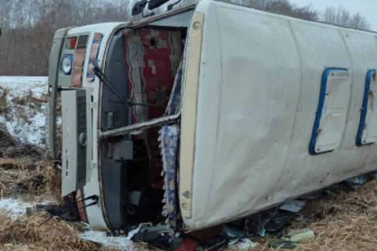 Рейсовый автобус перевернулся из-за гололеда в Новосибирской области - погиб ребенок