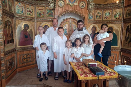 Семью с восемью детьми в один день покрестили в Новосибирске
