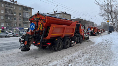 Мэр Кудрявцев осмотрел прибывшую в Новосибирск снегоуборочную технику