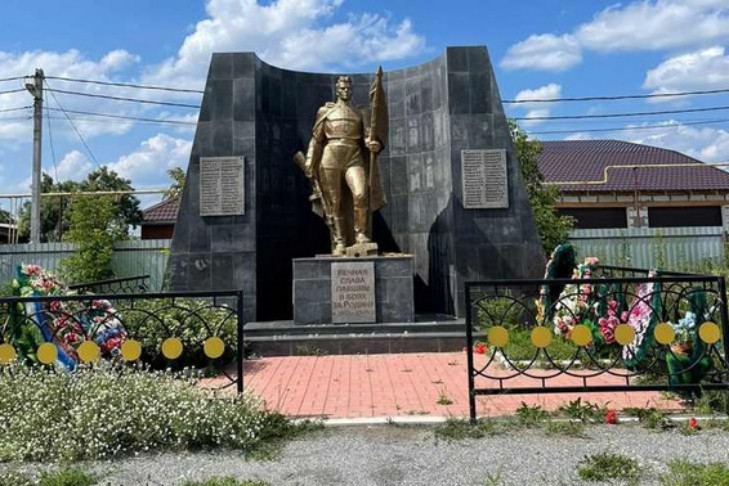 Скандальный памятник воину-освободителю вернули на прежнее место в Толмачёво