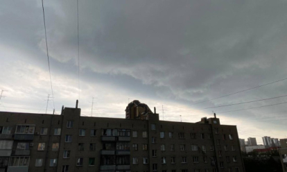 Штормовое предупреждение: на Новосибирск обрушился мощный ливень с грозой и громом