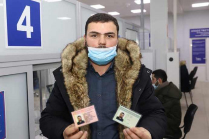 Первые мигранты получили документы с отпечатками пальцев в Новосибирске 