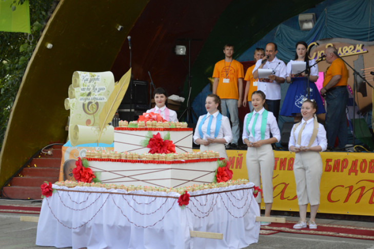Огромным тортом накормили бардов в Барабинском районе