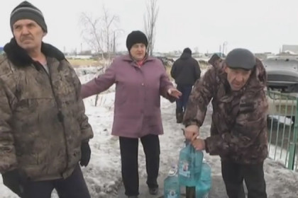 В очередях за водой стоят жители частного сектора в Куйбышеве