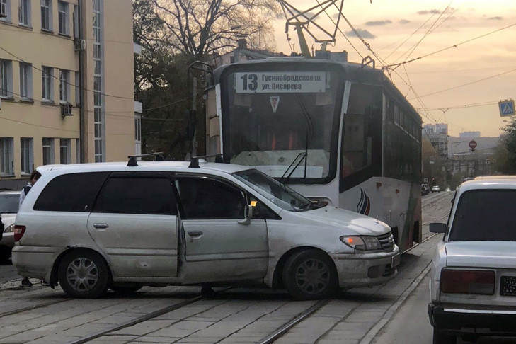13-й трамвай протаранил минивэн с пенсионером в Новосибирске