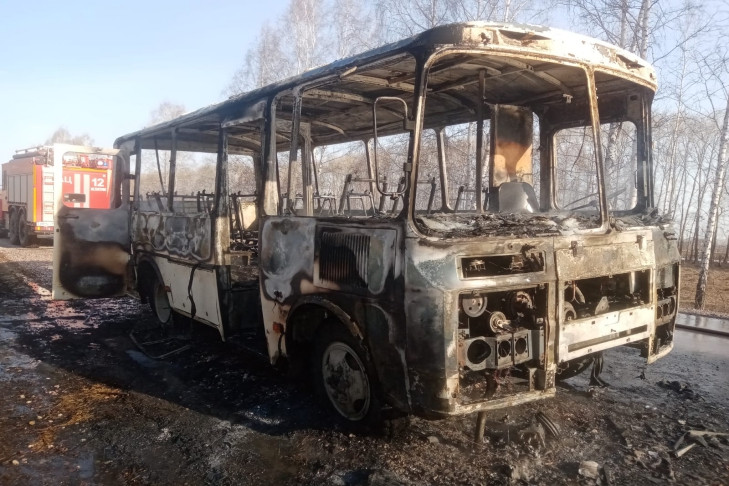 Пассажирский ПАЗ сгорел на обочине в Искитимском районе