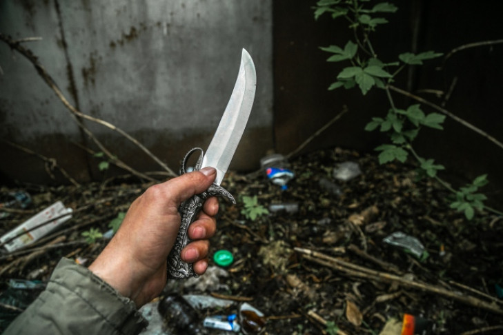 Бомж с ножом похитил пакет с продуктами у прохожего в Новосибирске