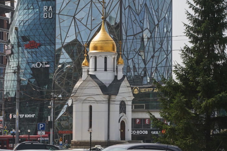 Часовню Николая Чудотворца в центре Новосибирска отгородили забором из-за ремонта