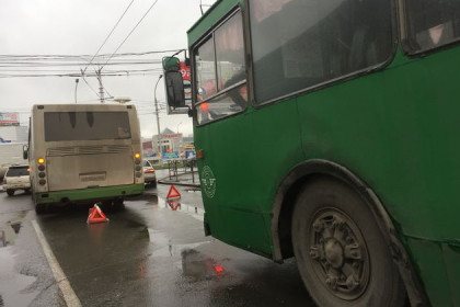 ДТП с автобусом парализовало движение на проспекте Маркса 