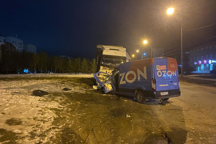 Спасатели извлекли доставщика OZON из покореженного автомобиля в Новосибирске