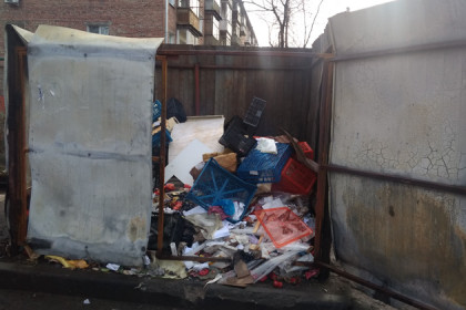 Торговцы с пр. Маркса заваливают мусором контейнеры поликлиники №16