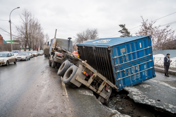 Причину провала грузовика на Немировича-Данченко выясняют коммунальщики в Новосибирске