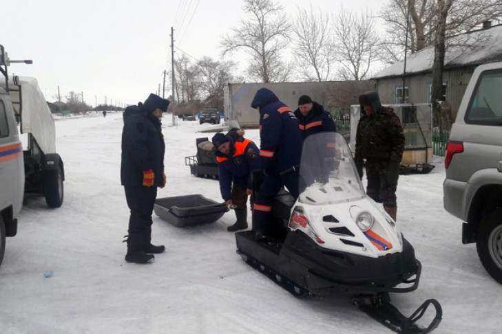 Рыбак с ребенком потерялись на озере Чаны