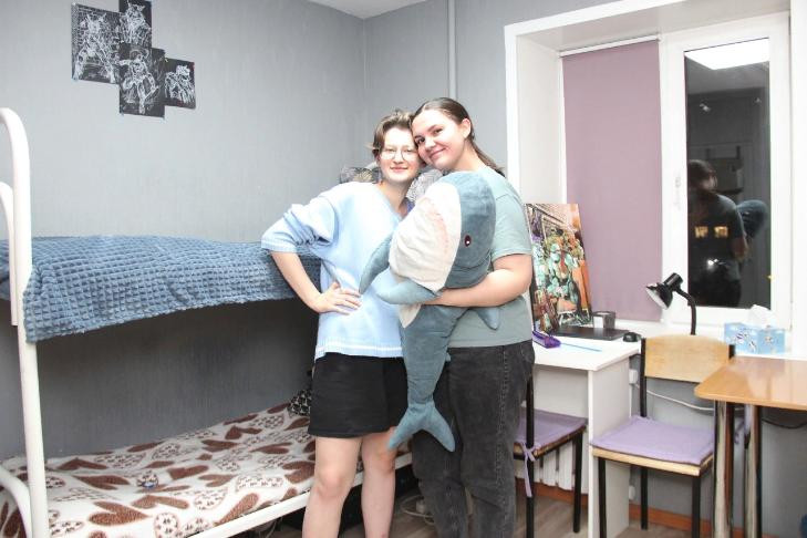Красавицы-студентки из Новосибирска получили премию за уют в комнате общежития