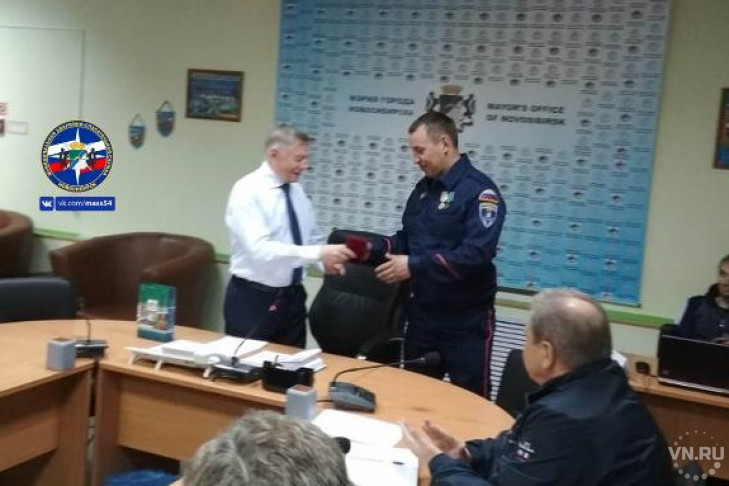 Часы за спасение жизни детей получил спасатель в Новосибирске