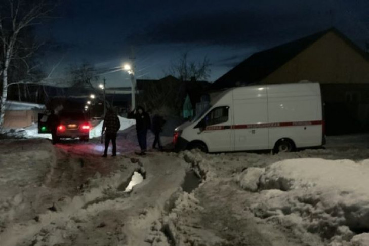 Скорая помощь застряла в апрельских сугробах в Новосибирске