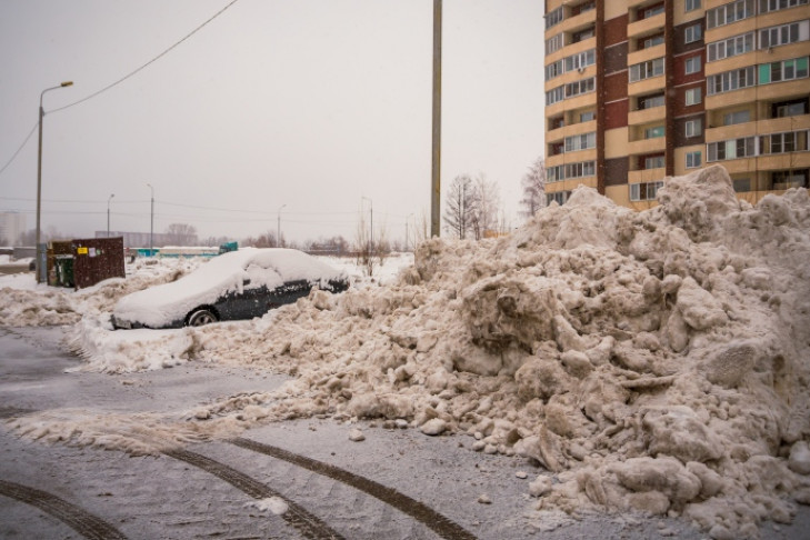 Снег с улиц Новосибирска складировали в жилом квартале на Лазурной