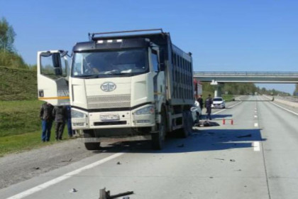 Водитель Wolksagen протаранил грузовик FAW с пробитым колесом и погиб