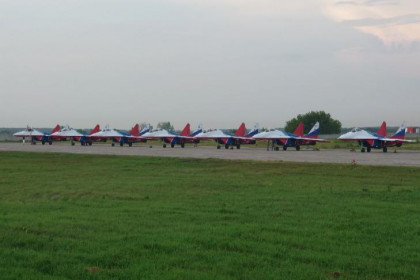 Семь истребителей МиГ-29 приземлились под Новосибирском