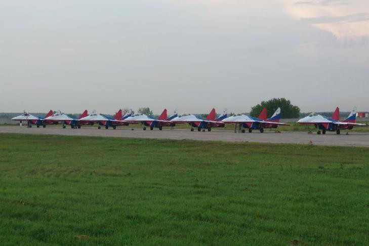 Семь истребителей МиГ-29 приземлились под Новосибирском