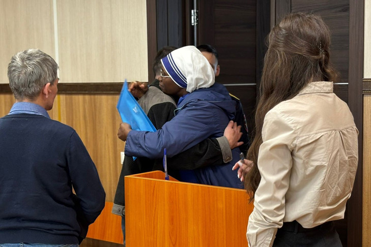 Темнокожая сестра милосердия пришла проводить в колонию жителя Новосибирска