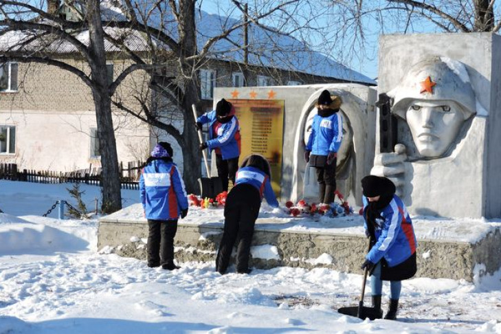 Памятники воинам очищают от снега студенты в Искитимском районе