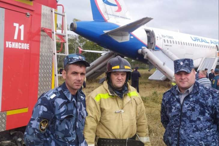 Бастрыкин взял на контроль дело об аварийной посадке самолета под Новосибирском