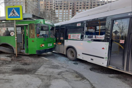 Участниками ДТП с троллейбусом и автобусом стали 62 жителя Новосибирска