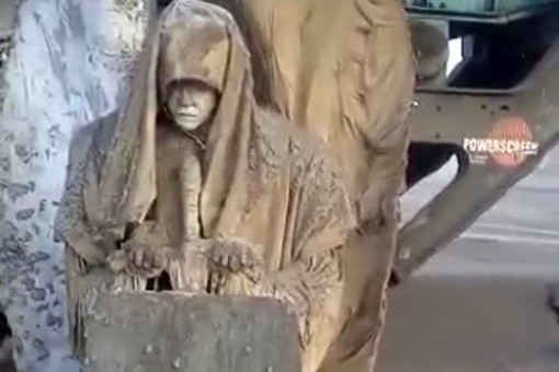 Жители Линево спорят о найденной под углем древней статуе ангела